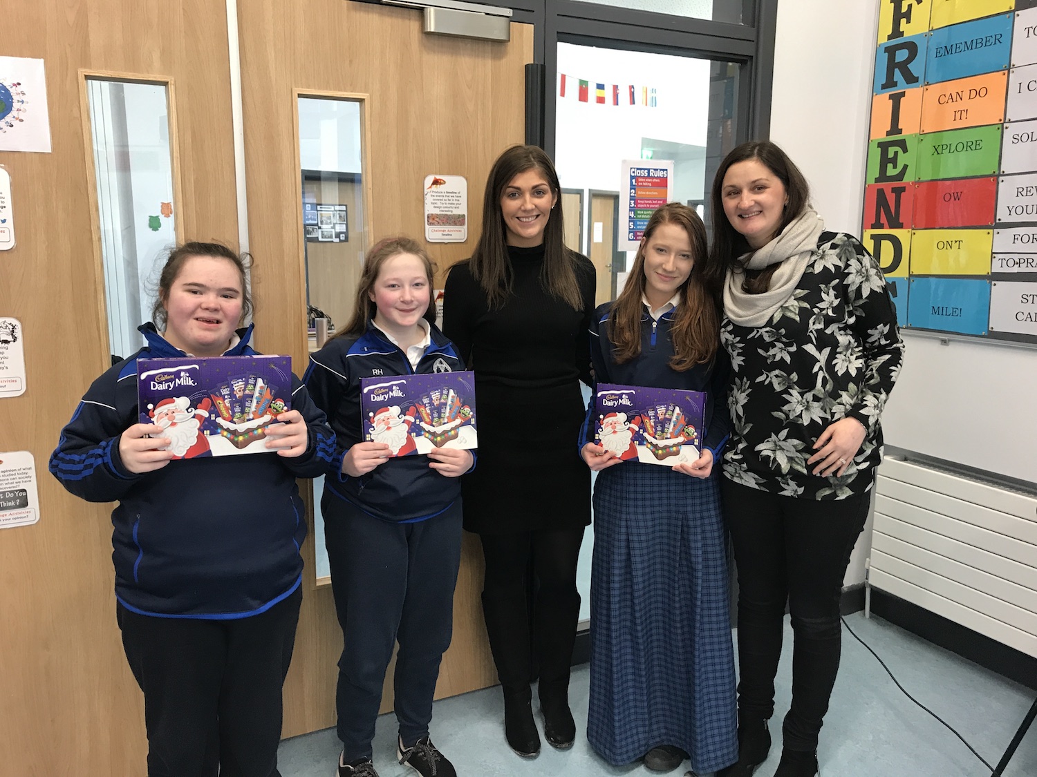 Dec 2018: Ms O'Mahony and Ms Hennessy giving prizes to students who completed the Reading Challenge.